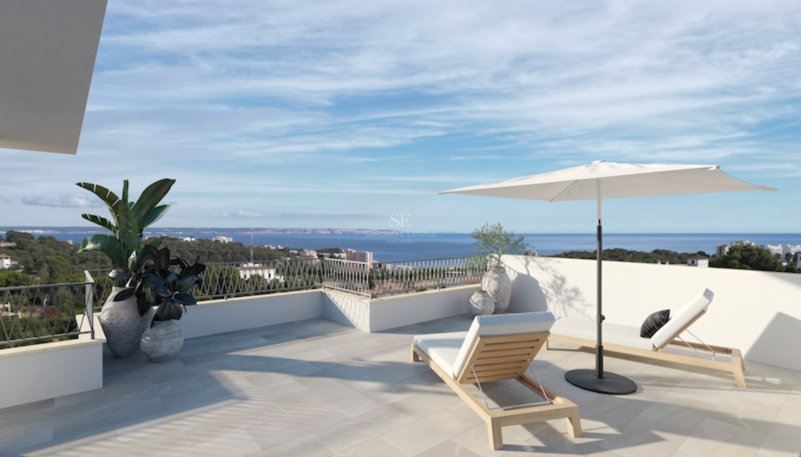 Terrasse ensoleillée avec chaise longue en bois, parasol blanc et vue sur la côte méditerranéenne et la mer bleue.
