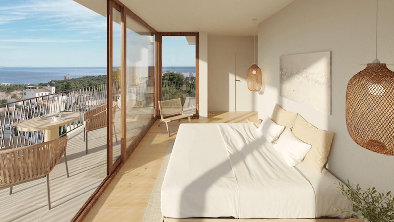 Chambre lumineuse avec baies vitrées, parquet en chêne et terrasse donnant sur la mer Méditerranée.