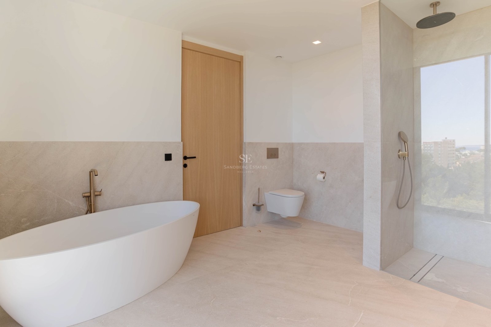Salle de bains contemporaine avec baignoire îlot blanche, douche à l'italienne et carrelage tons sable.