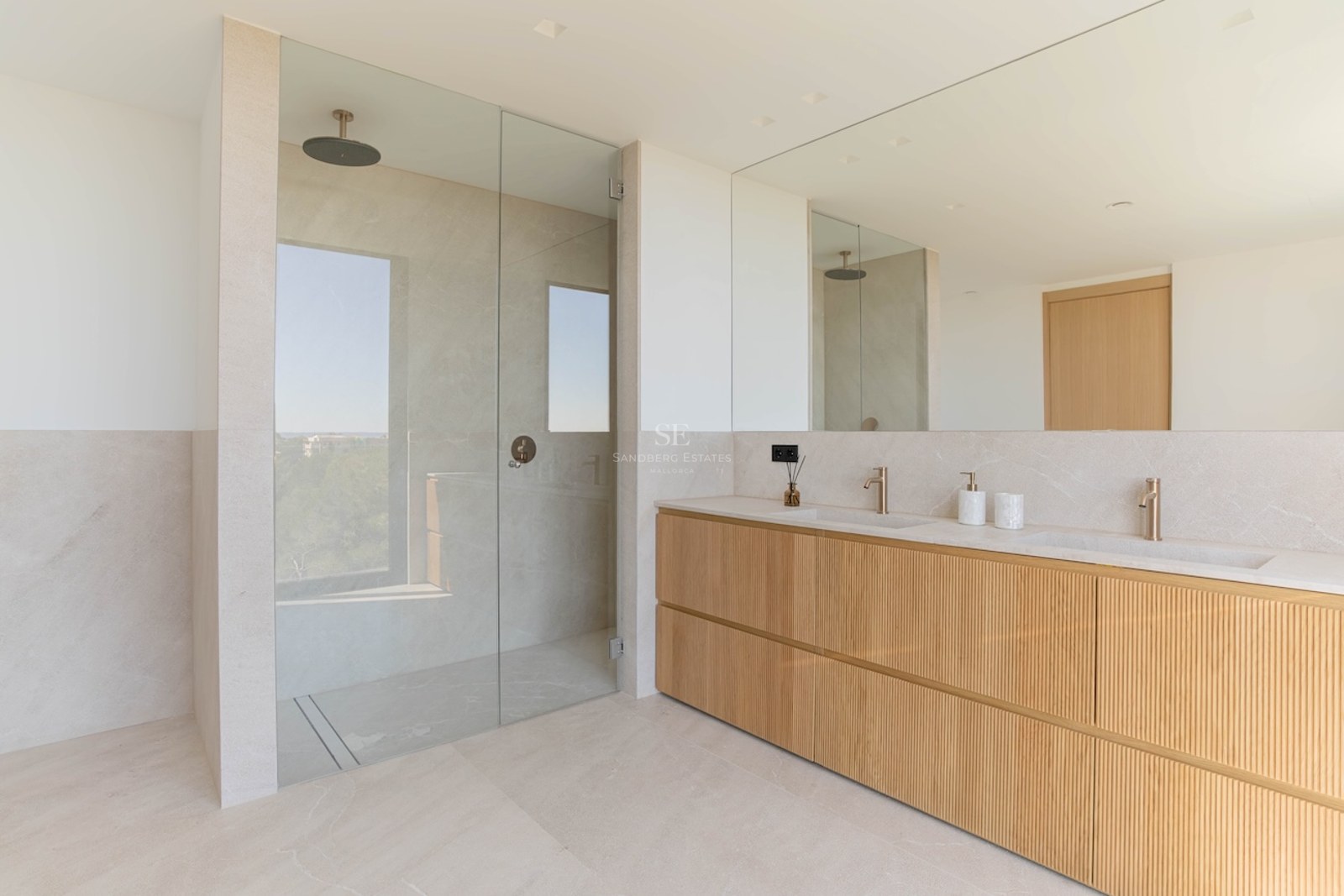 Salle de bains principale contemporaine avec double vasque en chêne strié, douche à l'italienne et marbre clair.