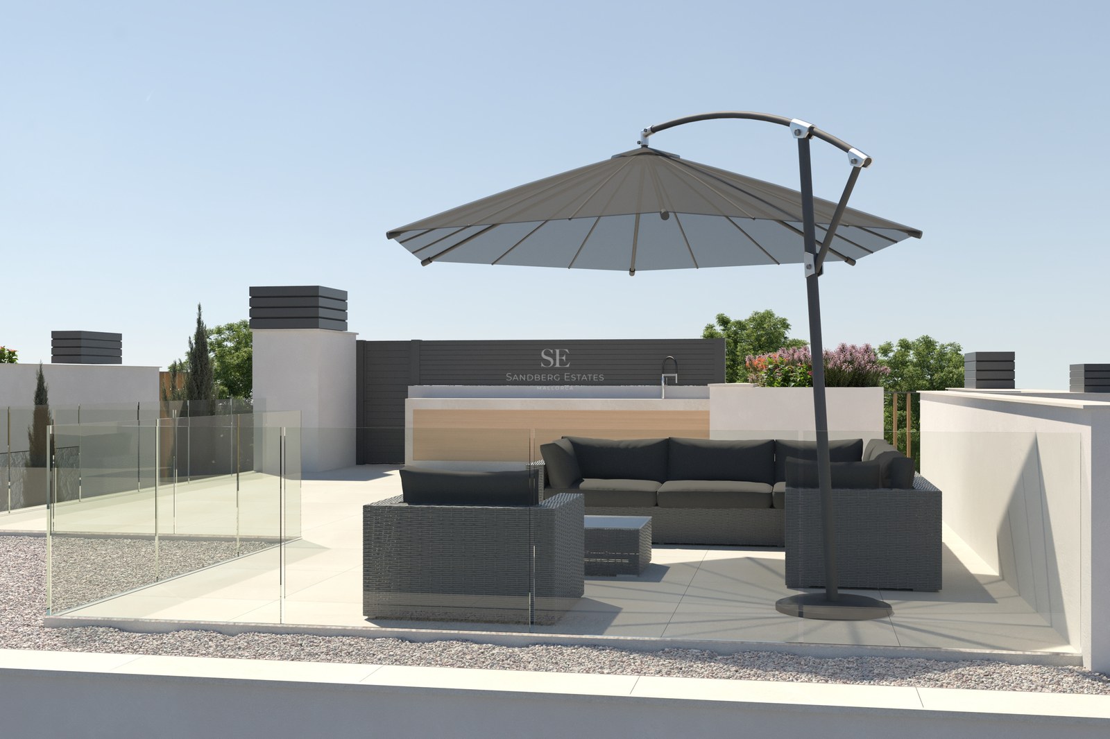 Terrasse de toit contemporaine avec un grand canapé gris, parasol déporté et garde-corps en verre.