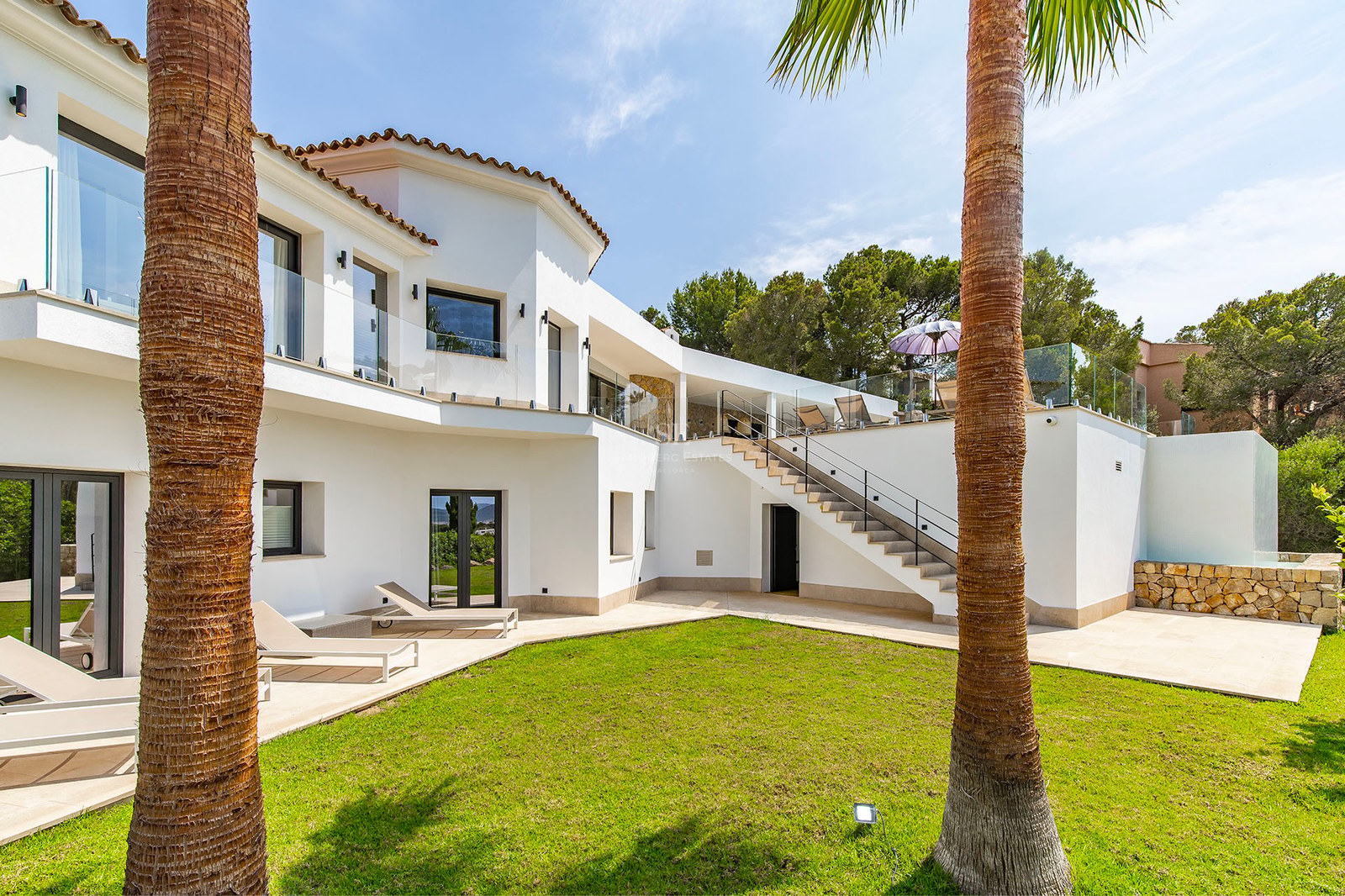 Exteriörvy av en modern villa med pool, frodig trädgård och rymliga vardagsrum. Minimalistisk arkitektur med exklusiva ytbehandlingar.
