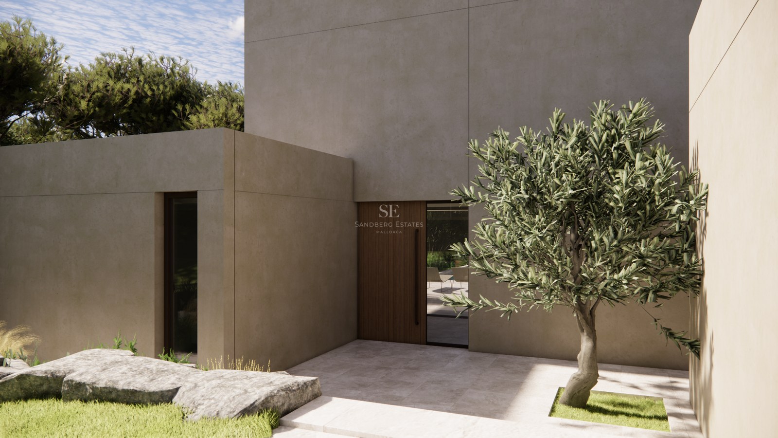 Entrée de villa moderne avec murs en béton beige, porte en bois et un olivier dans une cour en pierre.
