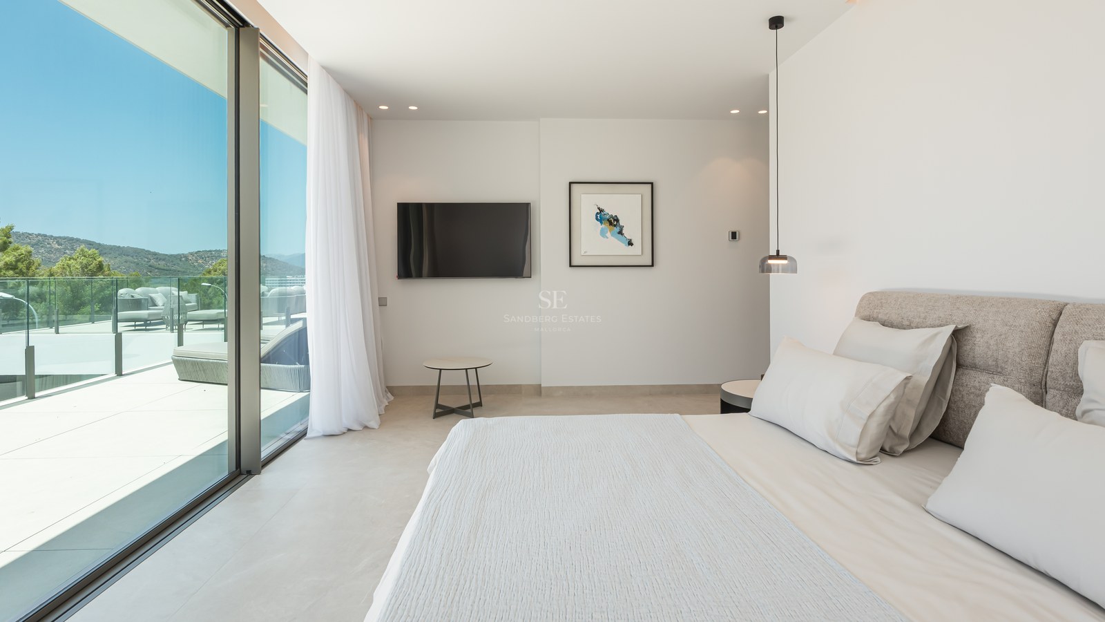 Chambre moderne avec grand lit et baies vitrées coulissantes ouvrant sur une terrasse ensoleillée.