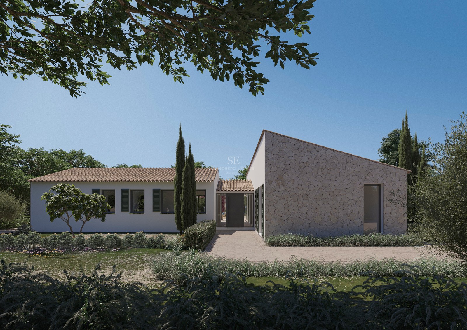 Außenansicht einer luxuriösen mediterranen Villa mit Steinwänden, weißem Putz und grünen Fensterläden.