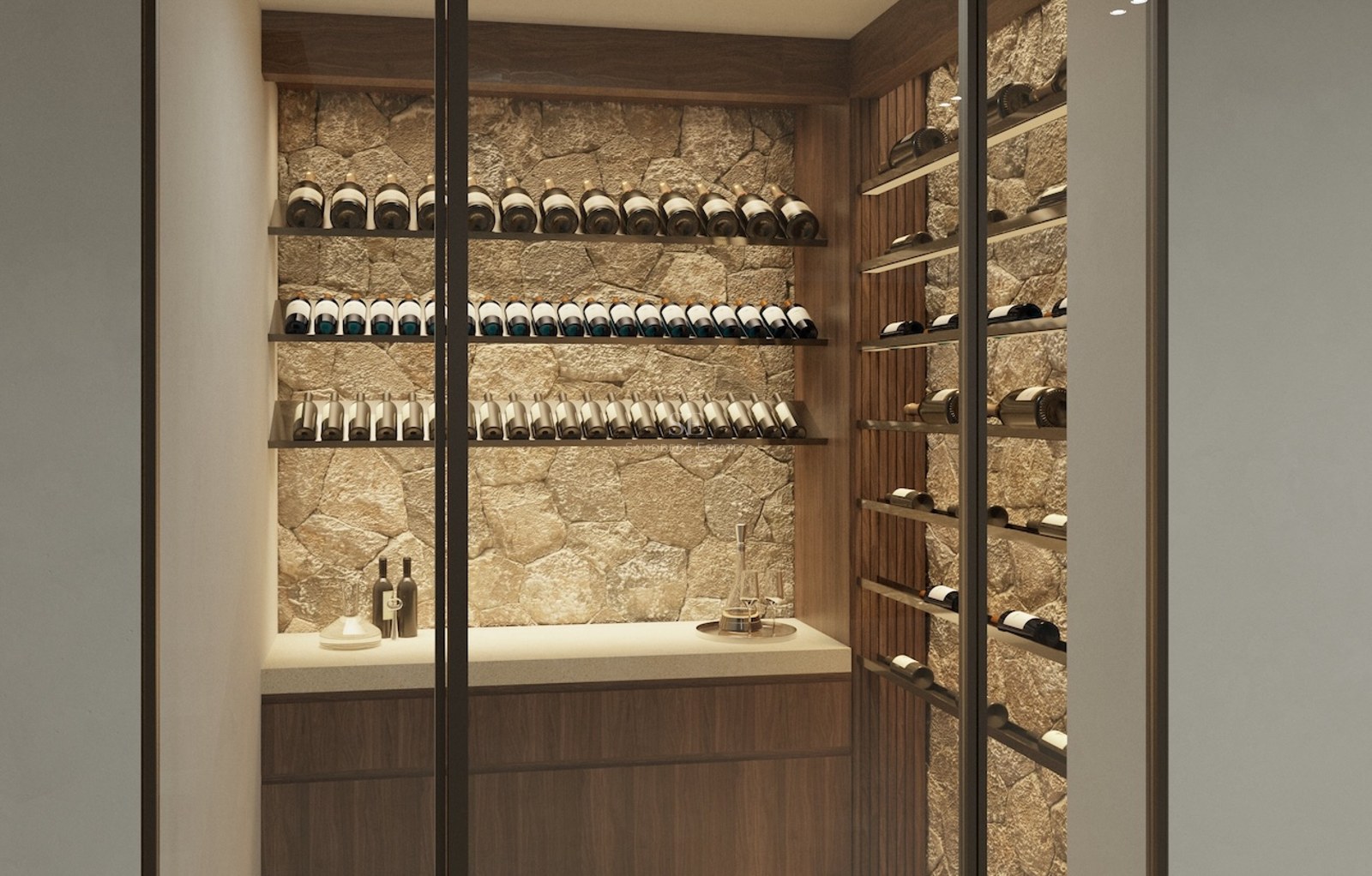Cave à vin vitrée avec mur en pierre naturelle, étagères en bois sombre et bouteilles de vin alignées.