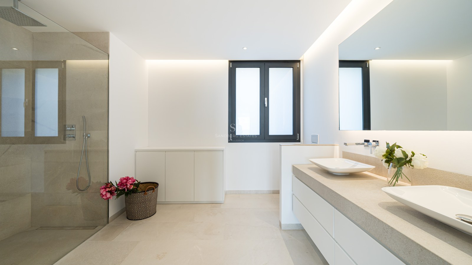 Salle de bain principale moderne avec douche à l'italienne, double vasque sur comptoir en pierre et miroir rétroéclairé.