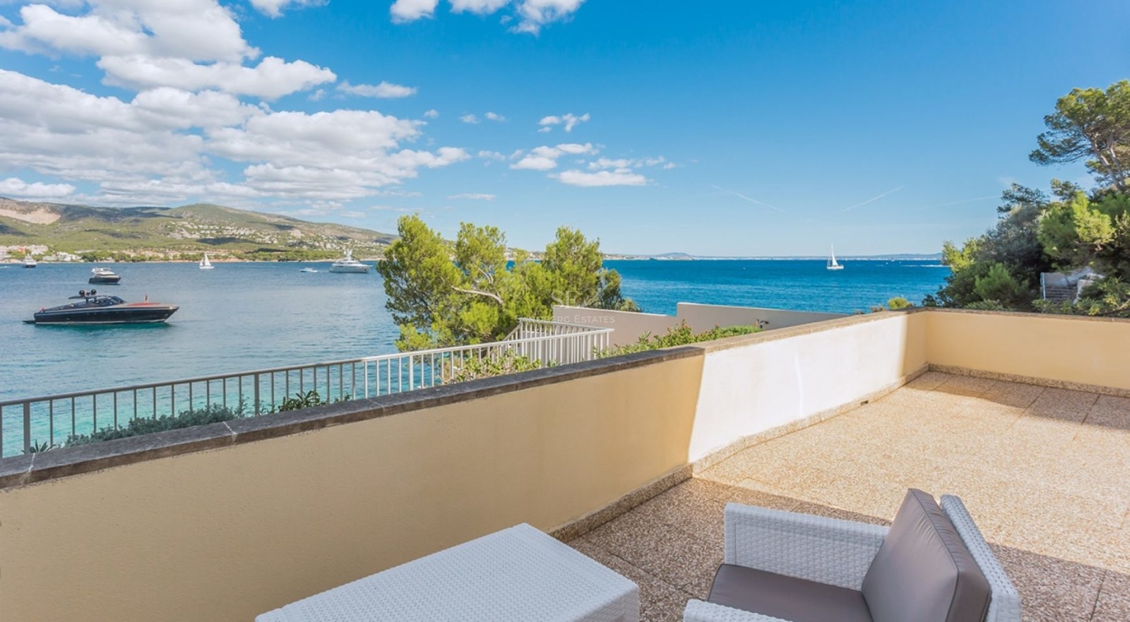 Superbe villa avec piscine à débordement, jardin luxuriant et design moderne. Vastes terrasses et vues panoramiques. Éclairage ambiant doux.