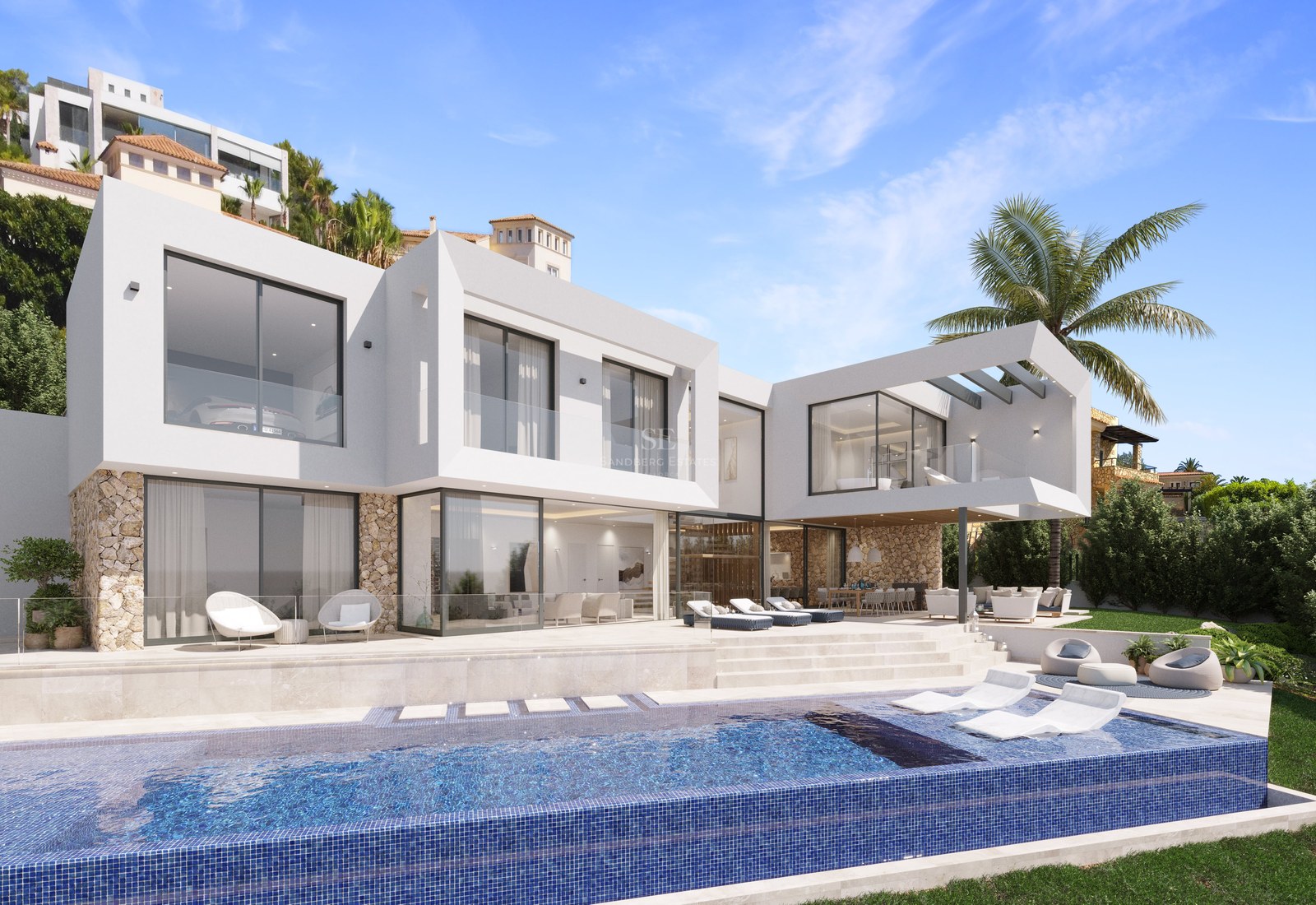 Villa moderne blanche avec piscine à débordement, chaises longues, garde-corps en verre et murs en pierre naturelle.