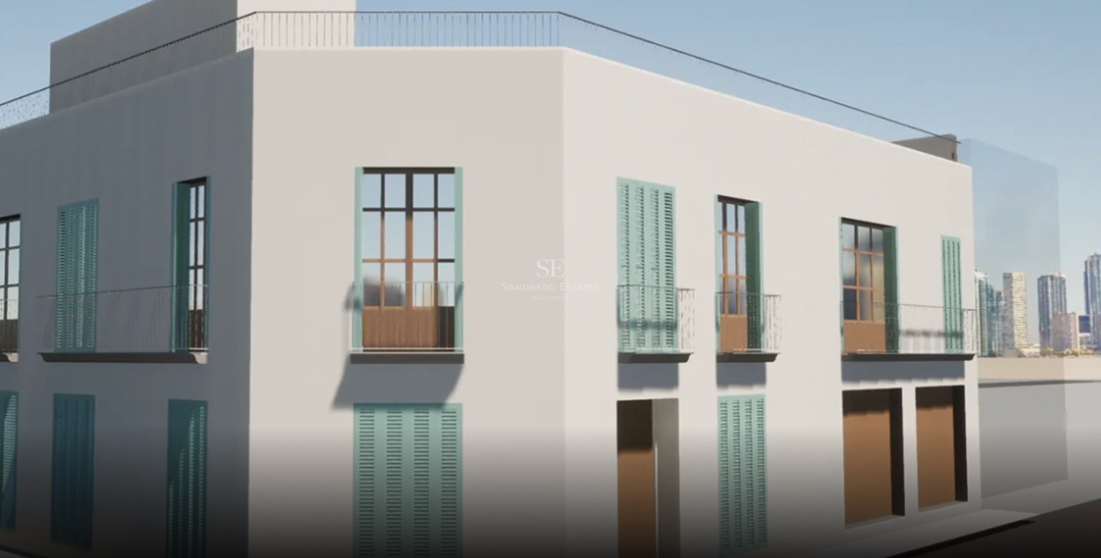 Weiße Fassade mit minzgrünen Fensterläden, Holzfenstern und Juliet-Balkonen unter klarem blauem Himmel.