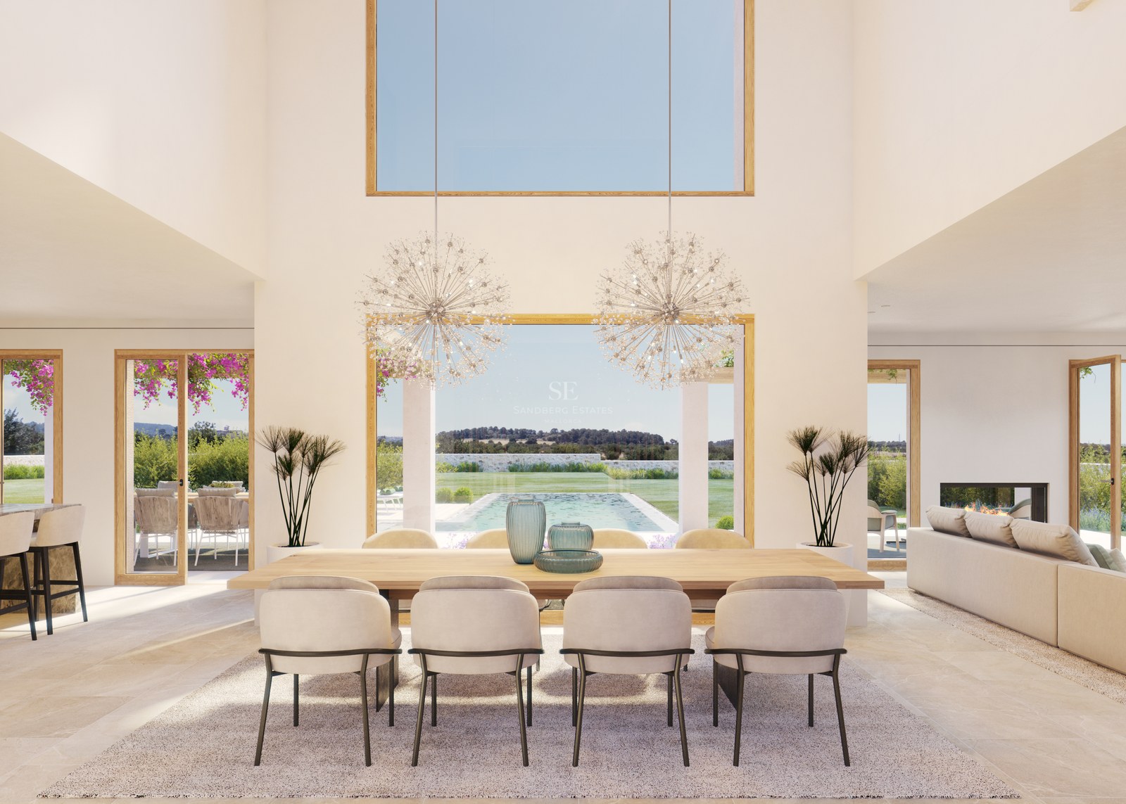 Salle à manger moderne avec table en chêne, lustres en cristal et vue sur la piscine à travers de grandes baies vitrées.