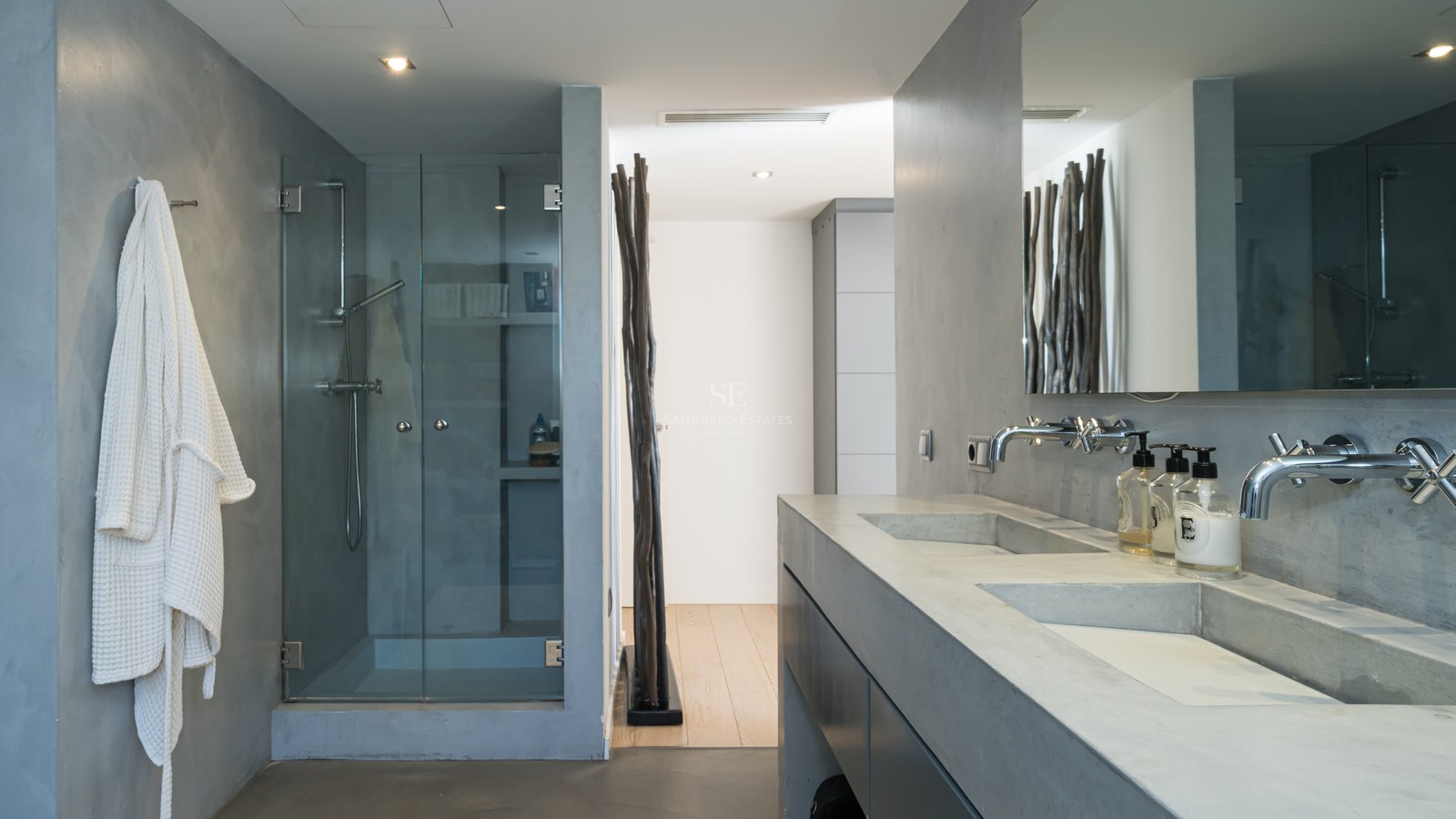 Salle de bains contemporaine avec double vasque en microciment, douche à l'italienne vitrée et robinetterie chromée.