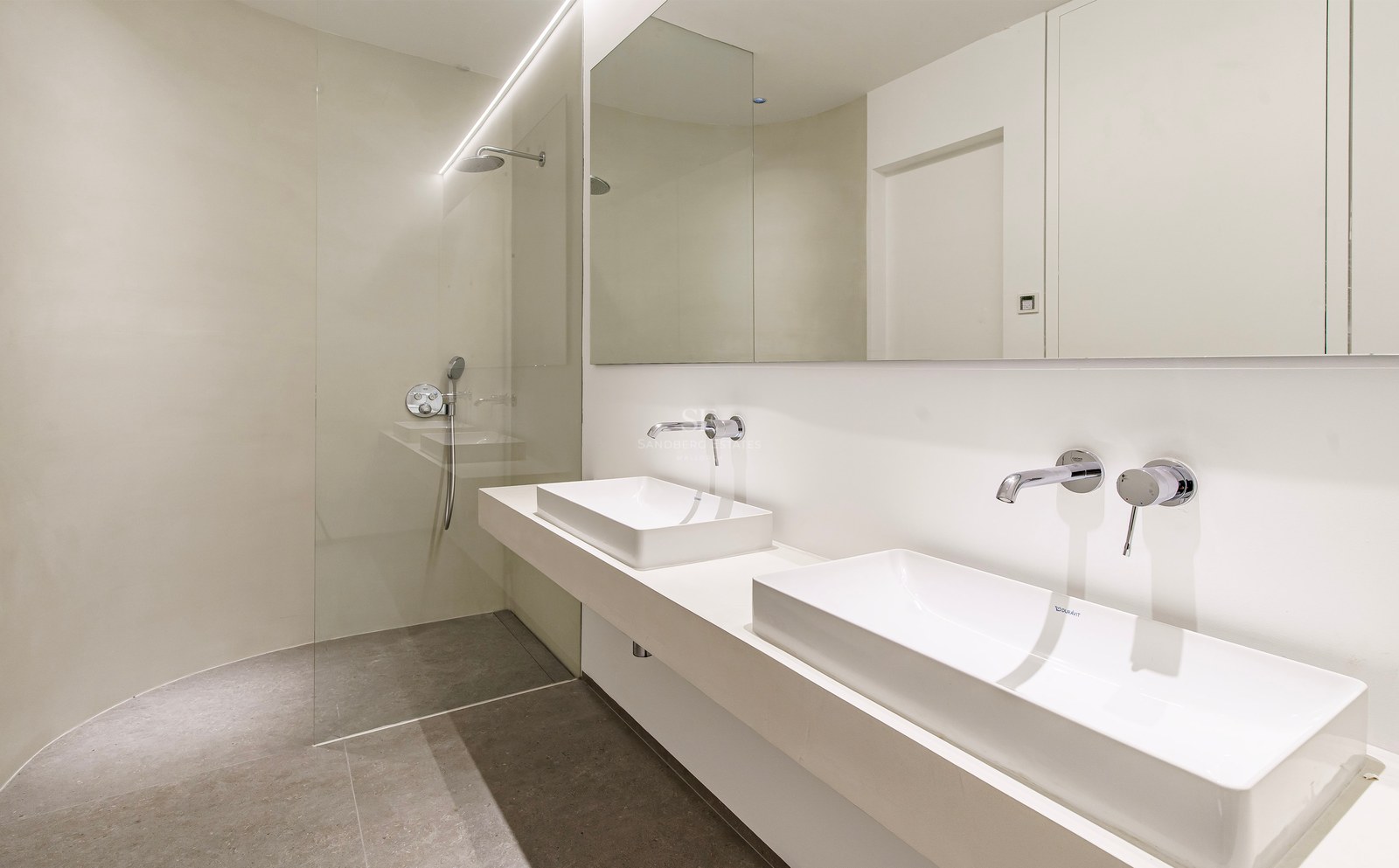 Salle de bain moderne avec deux vasques à poser, robinetterie chromée et douche à l'italienne vitrée.