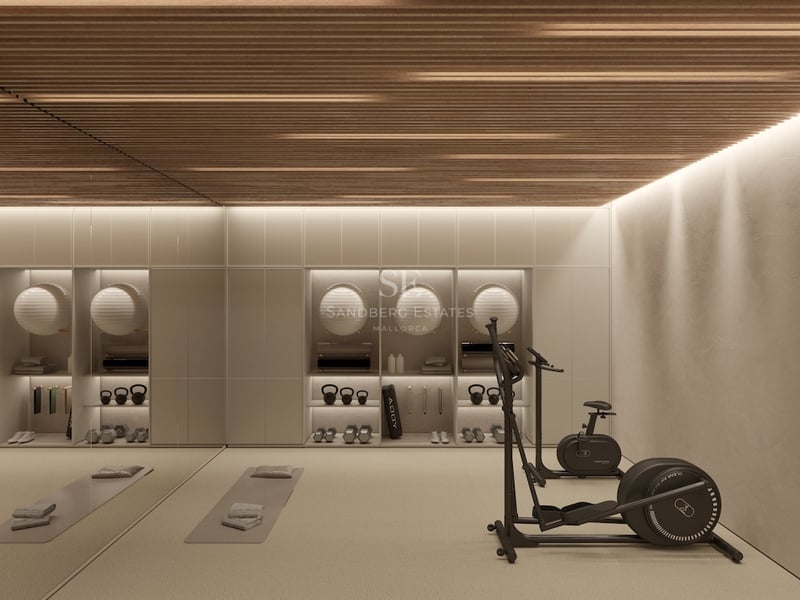 Salle de fitness moderne avec plafond en lattes de bois, appareils cardio, tapis de yoga et poids rangés.