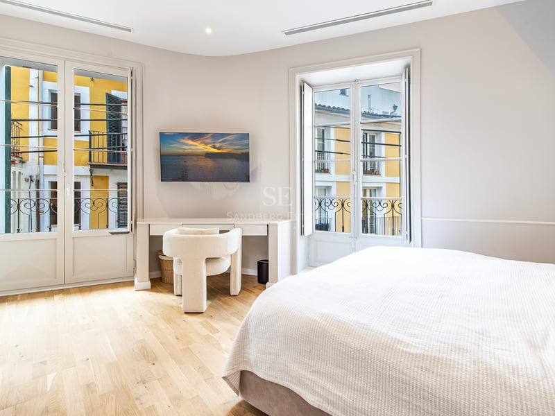 Grand balcon avec vue panoramique sur la mer. Mobilier moderne et élégant. Garde-corps en verre.