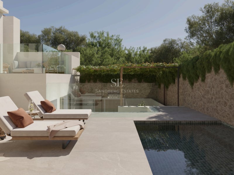 Chaises longues modernes près d'une piscine en mosaïque avec murs en pierre naturelle dans une villa de luxe.