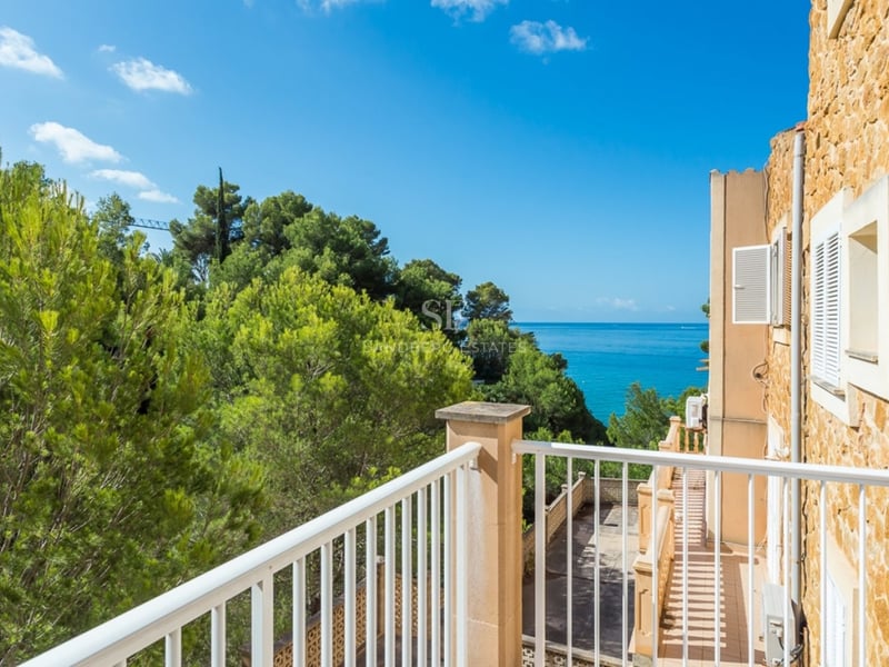 Vue extérieure d'une villa moderne avec piscine, jardin luxuriant et grandes fenêtres. Architecture minimaliste, éclairage ambiant.
