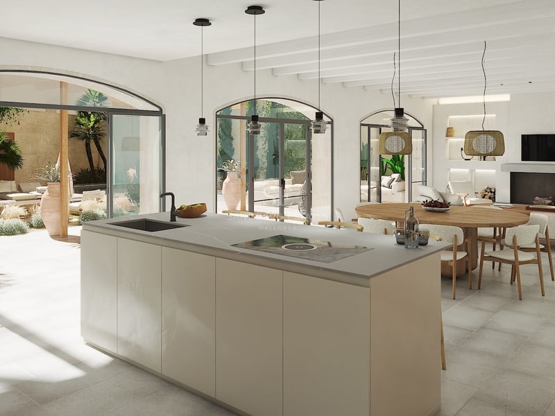 Isla de cocina moderna frente a comedor y patio mediterráneo con puertas de arco y techos de vigas blancas.