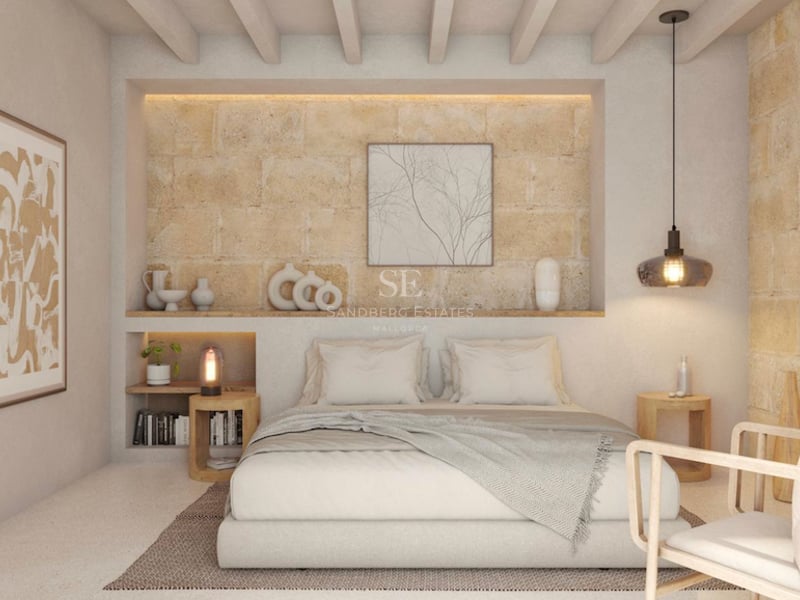 Chambre minimaliste avec mur en pierre texturée, poutres en bois au plafond et éclairage d'ambiance chaleureux.