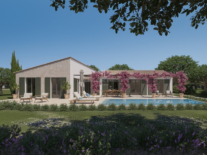 Villa méditerranéenne en pierre avec piscine turquoise, chaises longues et bougainvilliers violets.