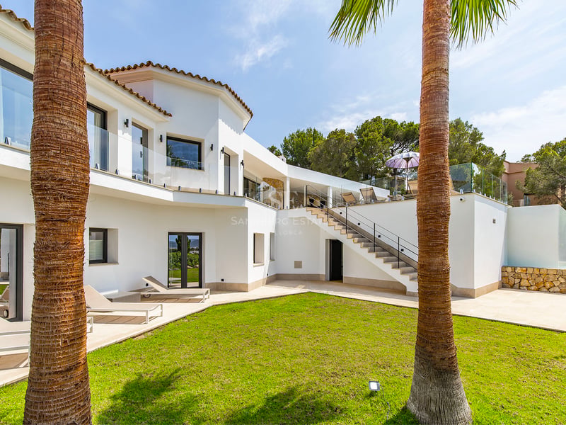 Vue extérieure d'une villa moderne avec piscine, jardin luxuriant et grands espaces de vie. Architecture minimaliste avec finitions haut de gamme.