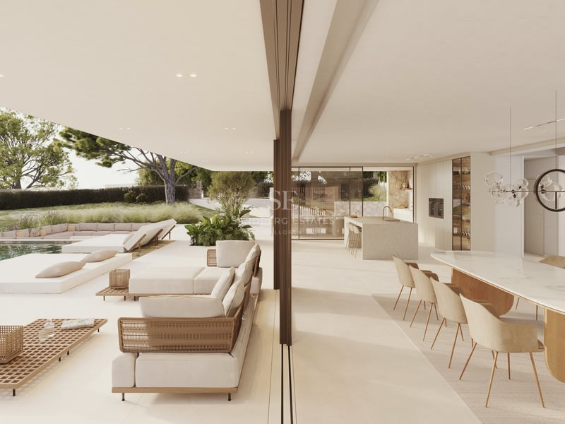Terrasse de luxe moderne avec canapés blancs et piscine à côté d'une salle à manger à aire ouverte.