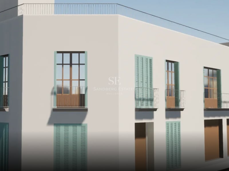 Extérieur blanc d'un bâtiment méditerranéen avec volets en bois bleu-vert et balcons à la française.