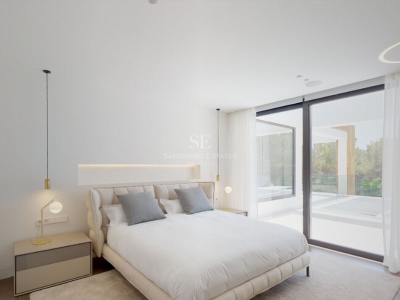 Chambre minimaliste moderne avec lit crème, baies vitrées du sol au plafond et éclairage mural intégré.