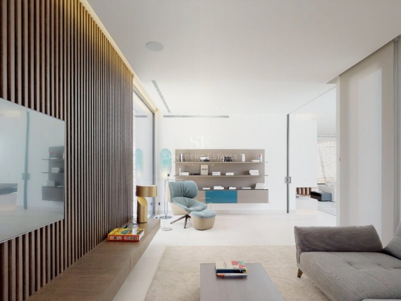 Salon minimaliste lumineux avec lattes de bois verticales, fauteuil bleu et étagères intégrées épurées.
