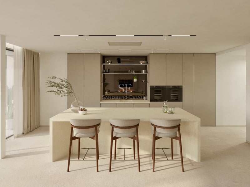 Cuisine minimaliste lumineuse avec un grand îlot en pierre, des tabourets de bar et vue sur le jardin.