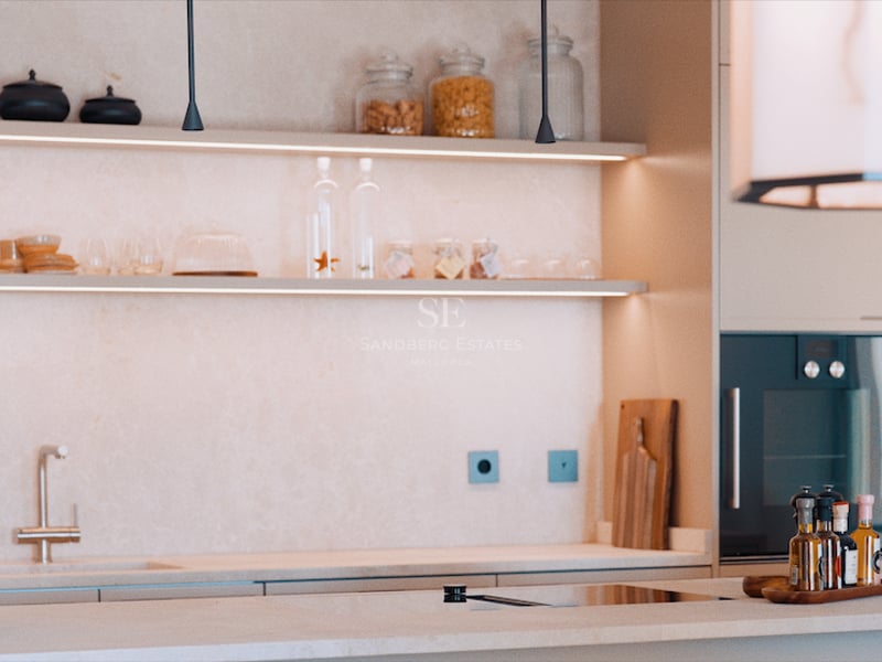 Gros plan d'une cuisine de luxe avec plans de travail en pierre crème, étagères ouvertes éclairées par LED et appareils intégrés.