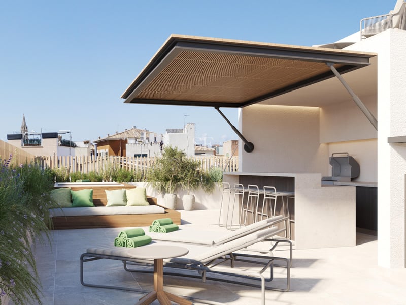 Vue extérieure d'une villa moderne avec piscine réfléchissante, de grandes fenêtres et un design minimaliste. Paysage luxuriant et ciel bleu.