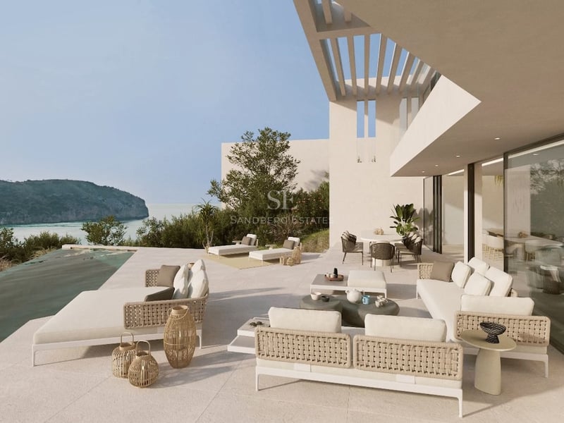 Terrasse moderne avec piscine à débordement, mobilier design et vue panoramique sur la Méditerranée.