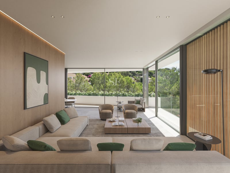 Salon de luxe spacieux avec canapés crème, mur en bois et baies vitrées donnant sur une forêt dense.