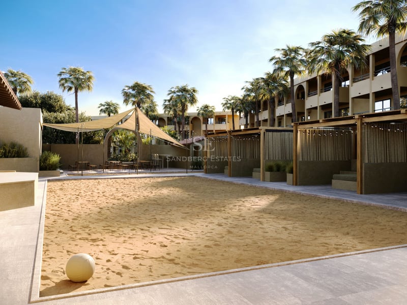 Sandvolleybollplan med en boll i förgrunden, omgiven av träkabiner, palmer och solsegel.