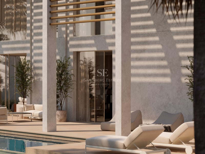 Extérieur d'une villa moderne avec piscine, bains de soleil blancs et jeux d'ombres sur une façade en pierre claire.