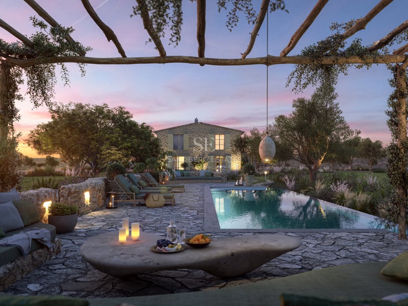 Villa de luxe avec piscine, pergola en bois et terrasse en pierre naturelle au coucher du soleil à Majorque.
