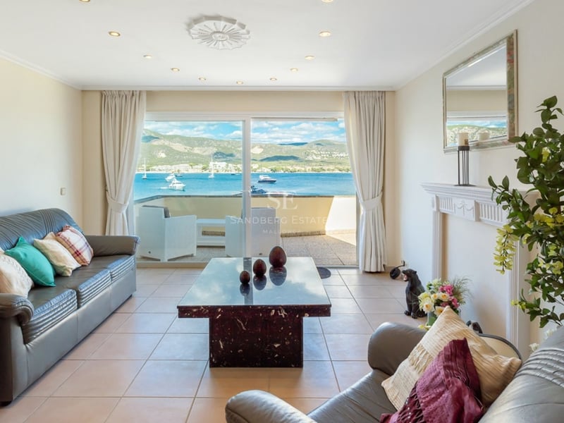 Vaste terrasse avec piscine à débordement, vue sur mer et mobilier moderne. Design minimaliste et élégant avec des matériaux de haute qualité.