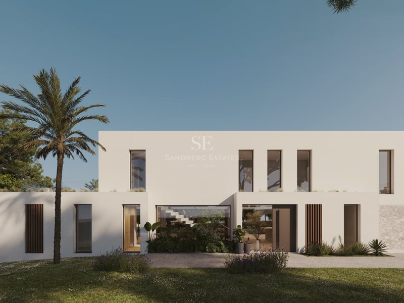 Villa moderne blanche à deux étages avec de grandes baies vitrées et un jardin luxuriant avec un palmier.