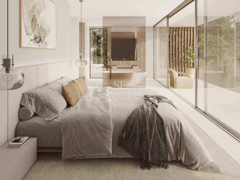Chambre moderne avec grand lit, parois vitrées donnant sur une terrasse, et salle de bain ouverte avec baignoire îlot.