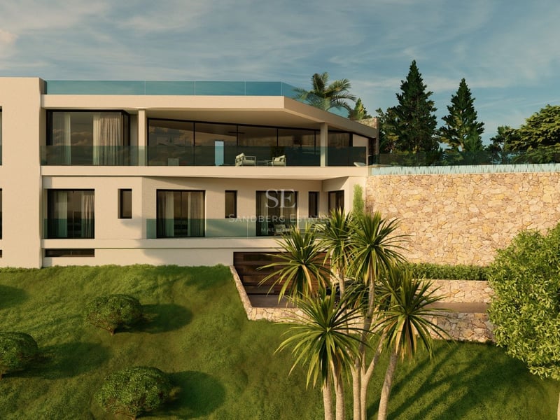 Vue d'une villa moderne avec piscine à débordement, jardin luxuriant et design architectural contemporain.