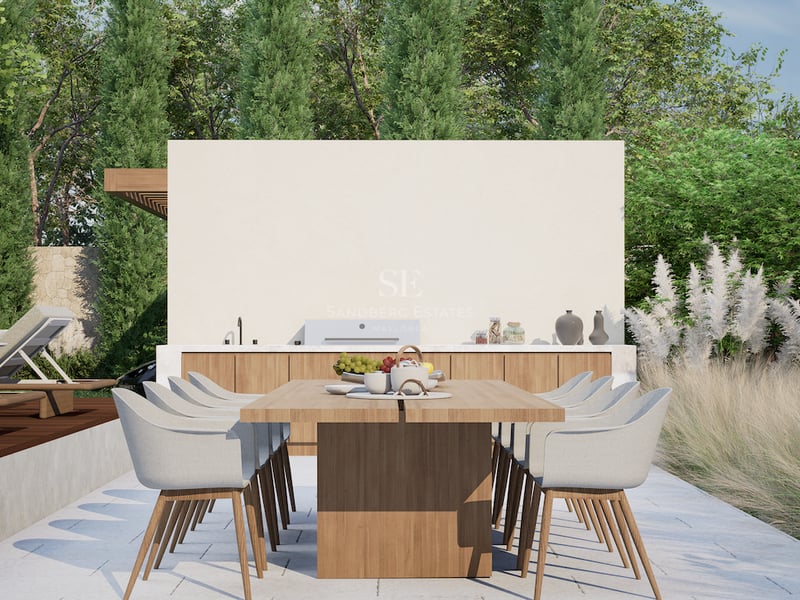 Espace repas extérieur moderne avec table en chêne, cuisine intégrée et bains de soleil.