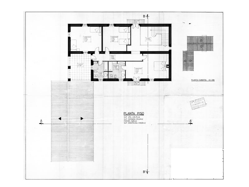 Plan architectural en noir et blanc montrant trois chambres, deux salles de bains, un porche et des escaliers.