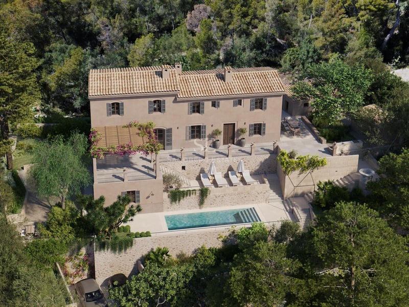 Vue aérienne d'une villa en pierre sur trois niveaux avec piscine, toit en terre cuite et forêt de pins.