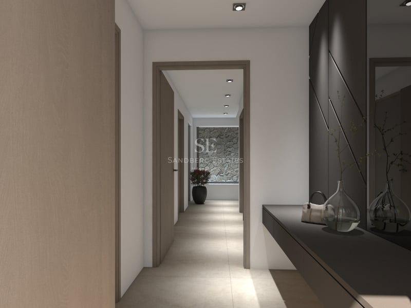 Couloir élégant avec portes en bois clair, console sombre, grand miroir et mur en pierre naturelle au fond.