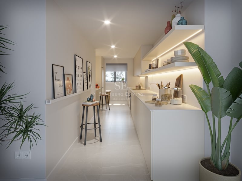 Cuisine moderne étroite et lumineuse avec placards blancs, étagères LED, taburetes et plantes vertes.