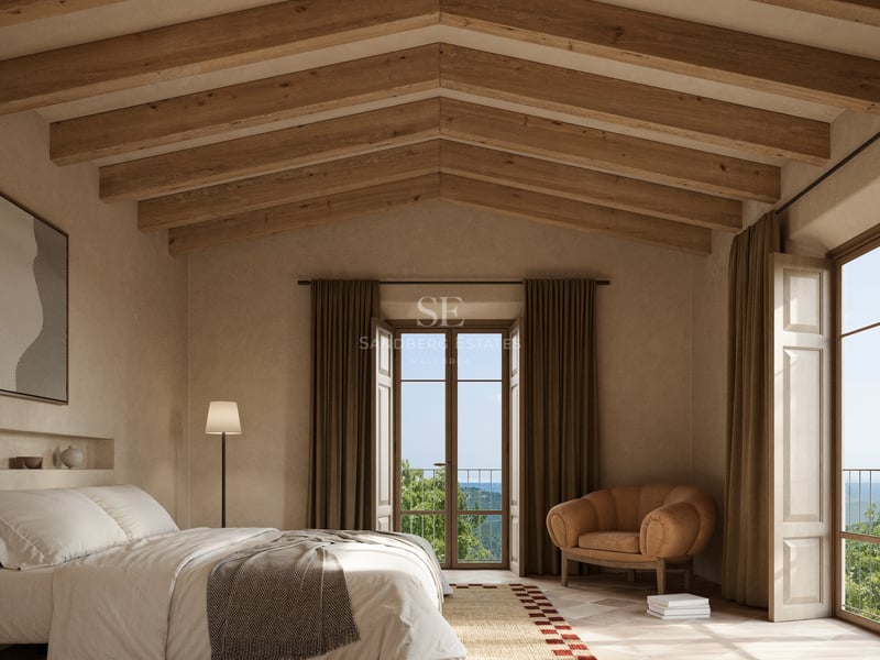 Chambre méditerranéenne avec de hauts plafonds voûtés, poutres en bois et sol en terre cuite.