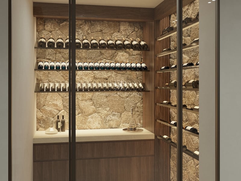 Cave à vin vitrée avec mur en pierre naturelle, étagères en bois sombre et bouteilles de vin alignées.