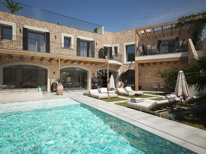 Exterior de villa de lujo con piscina turquesa, fachadas de piedra natural y elegantes tumbonas bajo pérgolas.