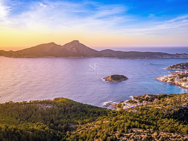 Vue aérienne de la mer Méditerranée et de l'île Dragonera au coucher du soleil avec des tons dorés.